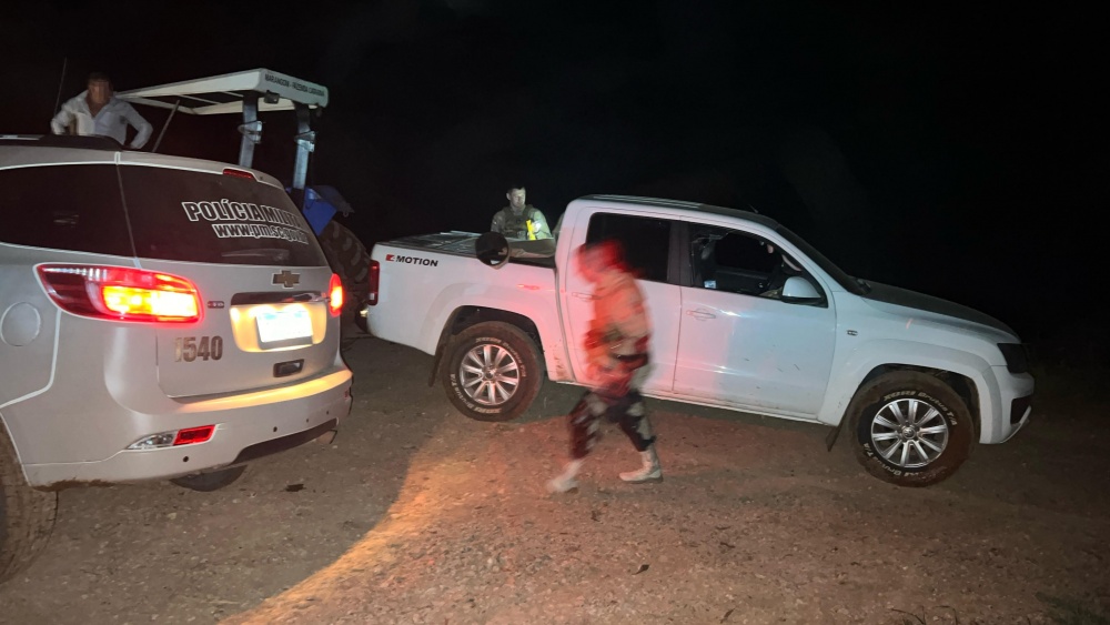 PM apreende Amarok carregada com cigarro contrabandeado 4 O condutor da VW Amarok fugiu de uma tentativa de abordagem e abandonou o veículo que estava carregado com cigarro contrabandeado