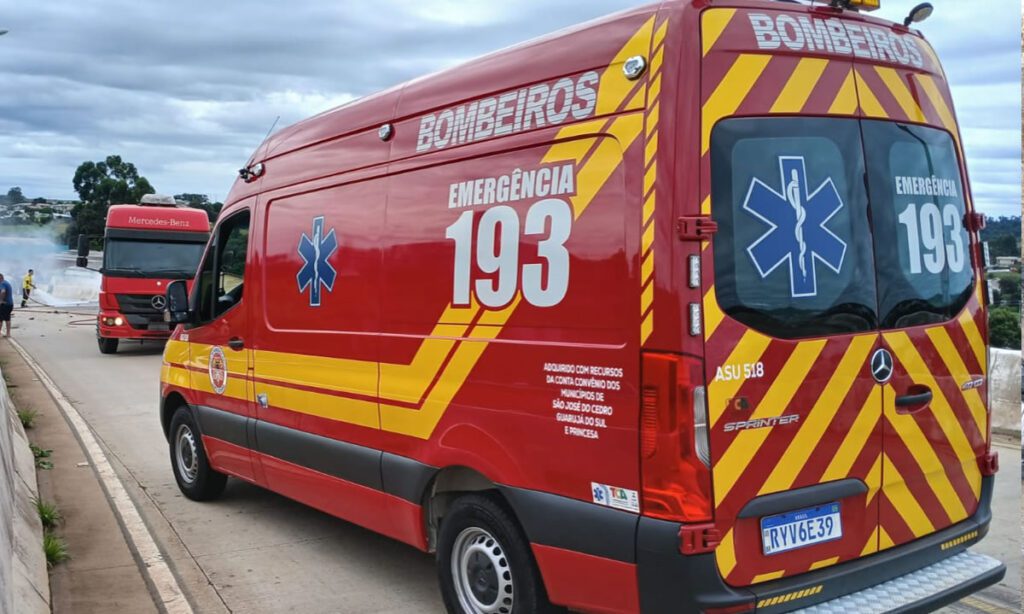 Empresário morre em grave acidente em viaduto na BR-163, em São José do Cedro 2 O empresário estava com uma motocicleta que colidiu frontalmente com um caminhão; a motocicleta pegou fogo após a colisão