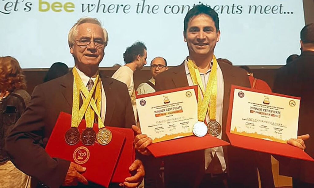 O melhor mel do mundo, eleito em Paris, é produzido em SC 4 A empresa de Araranguá conquistou Medalha de Ouro como melhor mel do mundo em uma premiação realizada em Paris, na França