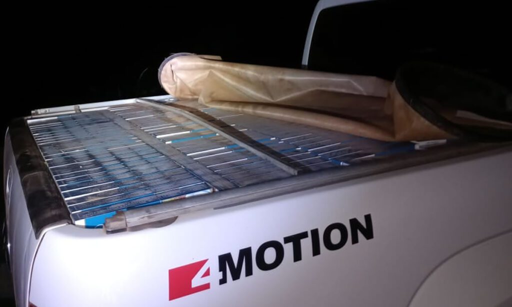 PM apreende Amarok carregada com cigarro contrabandeado 2 O condutor da VW Amarok fugiu de uma tentativa de abordagem e abandonou o veículo que estava carregado com cigarro contrabandeado