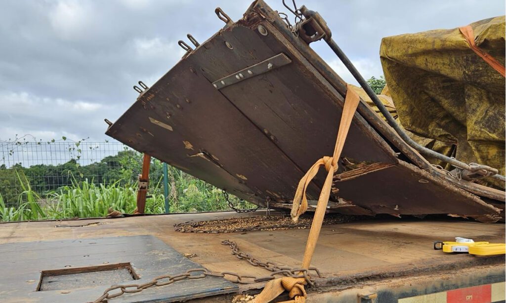Com carreta sem para-brisa e usando capacete, motorista saiu do Mato Grosso e pretendia chegar ao RS 4 Segundo o motorista da carreta, ele havia se acidentado na divisa entre Mato Grosso do Sul e Pará, mas que ele decidiu que o veículo poderia voltar rodando até Garibaldi (RS)