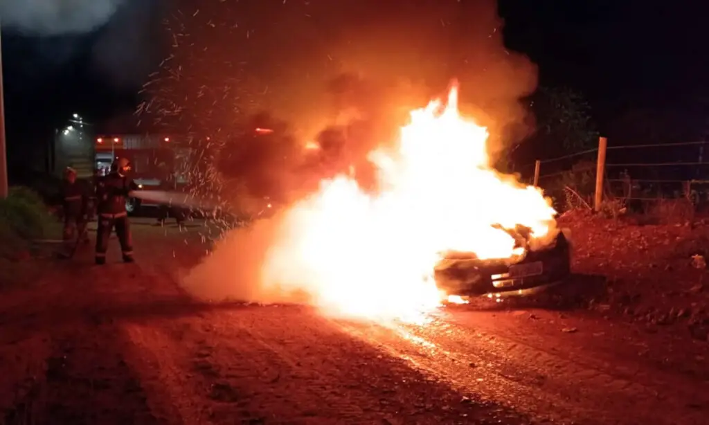 Mulher baleada, homem ferido com facão e incêndio em ataque violento em Campo Erê 3 Fatos ocorreram durante a madrugada desta quarta-feira. O homem e a mulher foram socorridos em estado grave