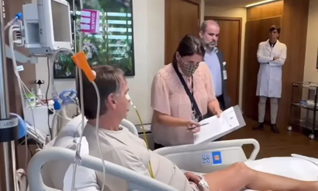 Bolsonaro tem 'piora clínica' e pressão elevada, diz boletim 3 O ex-presidente Bolsonaro passou por cirurgia, no último dia 13, para corrigir complicações no intestino. Ele segue internado na UTI, sem previsão de alta