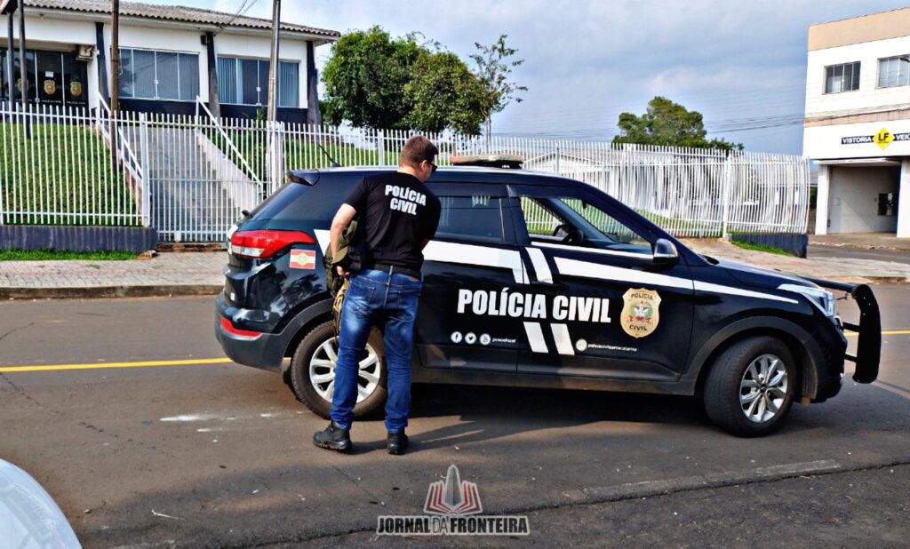 O jovem vítima das agressões foi encontrado inconsciente pelos familiares. Uma mulher e dois jovens foram presos e o adolescente apreendido após agredir e torturar a vítima 