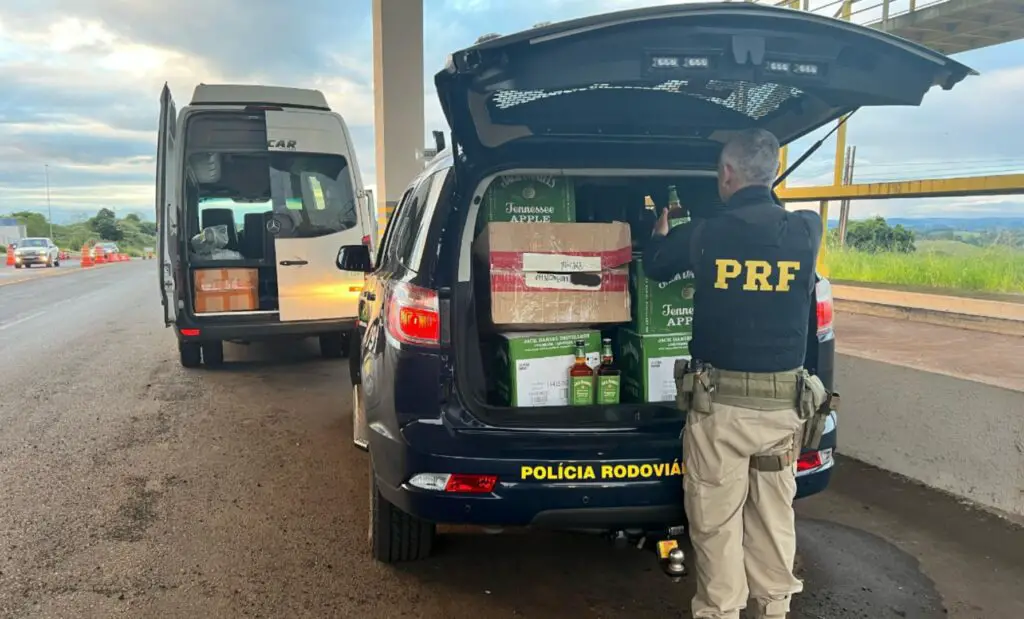 PRF apreende 60 litros de uísque falsificado na BR 158, em Pato Branco 2 Picsart 25 04 29 07 57 00 734