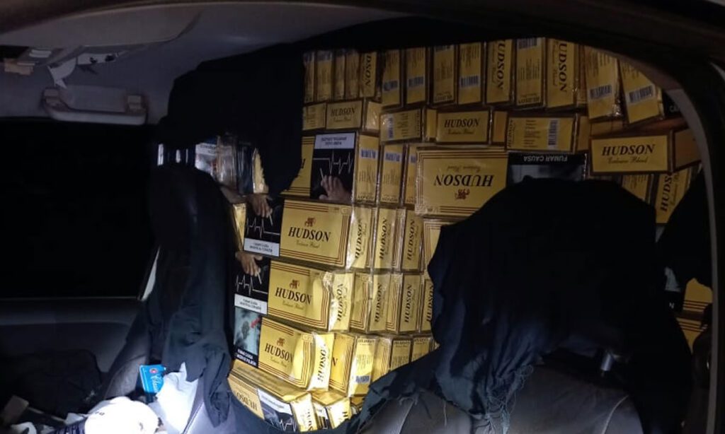 PM apreende Amarok carregada com cigarro contrabandeado 3 O condutor da VW Amarok fugiu de uma tentativa de abordagem e abandonou o veículo que estava carregado com cigarro contrabandeado