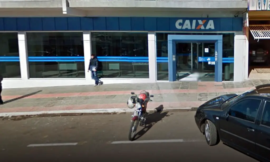 Cedrense funcionário da Caixa Econômica Federal é suspeito de desviar R$ 2,3 milhões de agência 2 Segundo a Polícia Federal o cedrense é investigado por peculato após utilizar dinheiro da agência para apostas e pagamentos irregulares em São José do Cedro