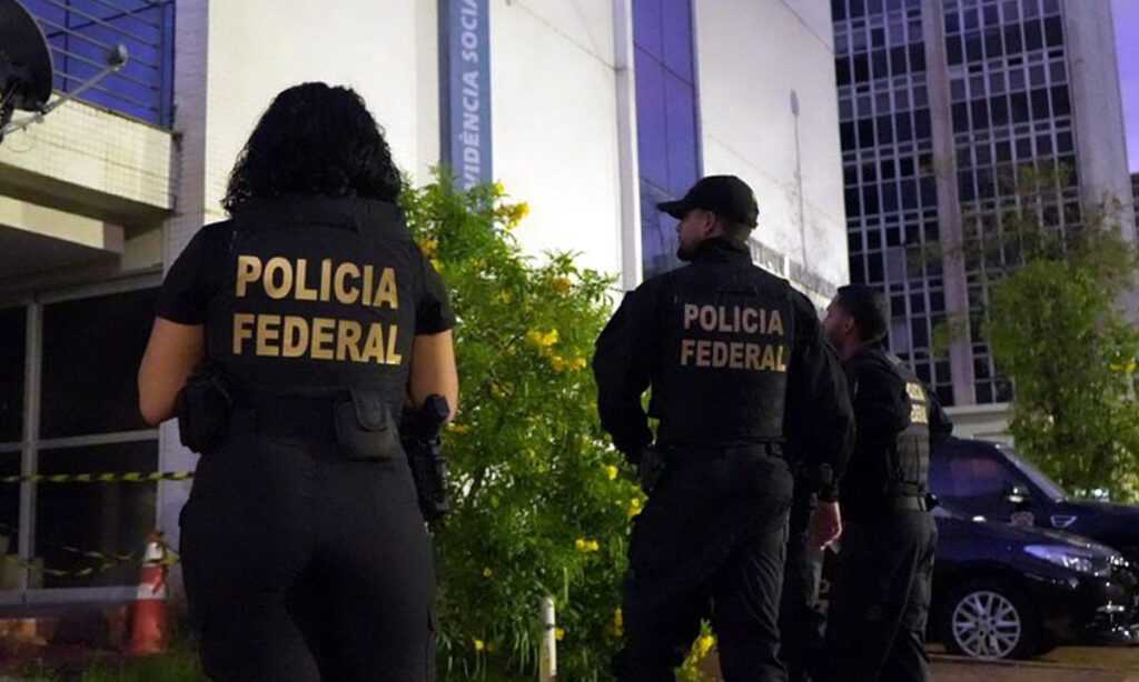 Presidente do INSS pede demissão em meio à operação da PF contra fraude 4 O presidente do INSS, Alessandro Stefanutto, foi alvo de uma operação de buscas no gabinete e em sua residência pela Polícia Federal (PF)