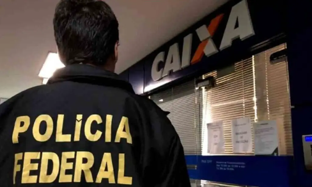 Cedrense funcionário da Caixa Econômica Federal é suspeito de desviar R$ 2,3 milhões de agência 3 Segundo a Polícia Federal o cedrense é investigado por peculato após utilizar dinheiro da agência para apostas e pagamentos irregulares em São José do Cedro