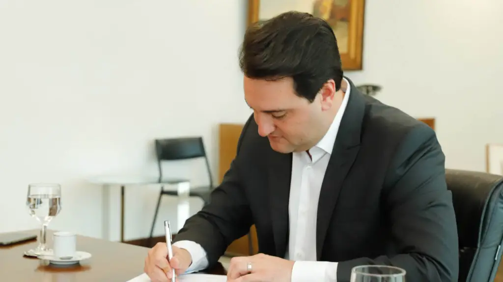Governo do Paraná anuncia promoções e progressões para mais de 51 mil servidores públicos em 2025. Medida inclui professores, policiais, peritos e outras categorias, com investimento anual de R$ 276 milhões