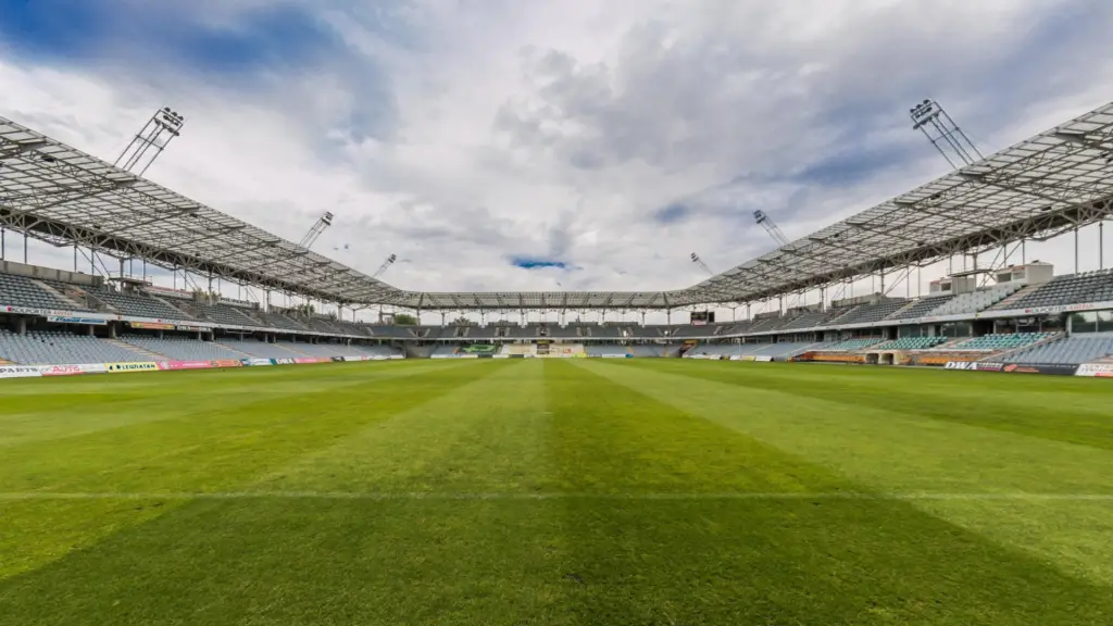 Brasil se aproxima do 25º título da Copa Libertadores e pode igualar a Argentina no ranking histórico. Saiba quais clubes estão na disputa e como o futebol brasileiro domina o torneio.