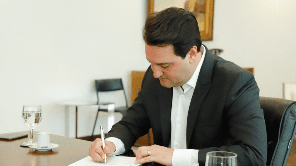 Governador assina decreto e piso regional do Paraná chega até R$ 2,2 mil