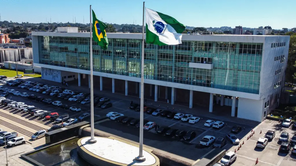 Economia do Paraná cresce 8,1% e lidera o crescimento no Brasil 2 O Paraná teve um crescimento de 8,1%, mais do que o dobro do aumento nacional de 4,1%. O indicador é baseado em dados de setores como indústria, comércio, serviços e agropecuária