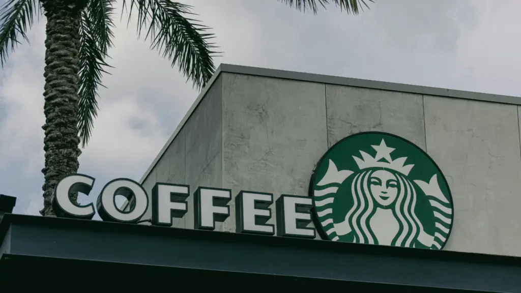 Starbucks é acusada nos EUA de comprar café produzido com trabalho escravo no Brasil 2 Starbucks é processada por trabalhadores brasileiros nos EUA. A acusação envolve compra de café de fazendas com trabalho análogo à escravidão