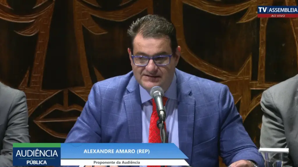Assembleia do Paraná discute impactos do novo imposto sobre Bens e Serviços nos municípios 2 A Assembleia Legislativa do Paraná discutiu a reforma tributária e seus impactos nos 399 municípios do estado, destacando desafios como a formação de auditores fiscais e a implementação do Imposto sobre Bens e Serviços (IBS)