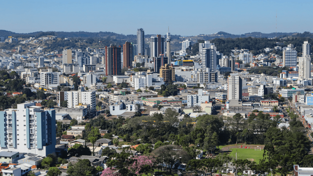 Frio se destaca no Paraná com temperaturas mais baixas de 2025 3 Paraná vive a semana mais gelada do ano com mínimas abaixo dos 6°C em diversas cidades. Enquanto o Sul e Oeste enfrentam frio e temporais, o Norte segue com calor de até 31°C. Entenda como o clima deve se comportar nos próximos dias