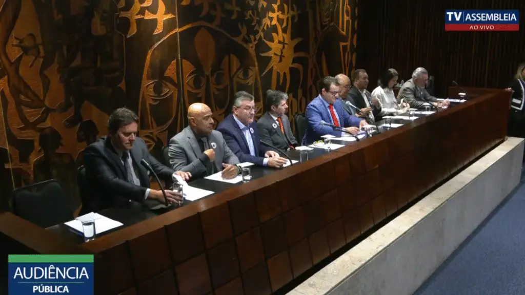 Assembleia do Paraná discute impactos do novo imposto sobre Bens e Serviços nos municípios 3 A Assembleia Legislativa do Paraná discutiu a reforma tributária e seus impactos nos 399 municípios do estado, destacando desafios como a formação de auditores fiscais e a implementação do Imposto sobre Bens e Serviços (IBS)