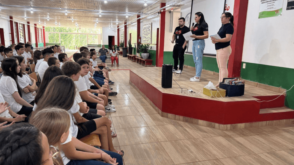 Agentes de combate à dengue promovem roda de conversa com alunos 3 A roda de conversa foi realizada na última quinta-feira, com alunos da Escola Estadual Antenor Nascentes