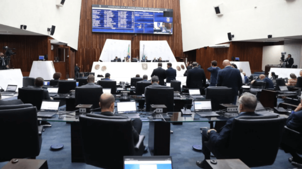 Assembleia Legislativa do Paraná avança em projetos para modernizar segurança e justiça 2 A segurança pública ganhou protagonismo na sessão plenária da Assembleia Legislativa do Paraná (Alep) desta segunda-feira (14). Três projetos de lei encaminhados pelo Executivo avançaram em segundo turno e envolvem diretamente o Corpo de Bombeiros, a Polícia Militar e o Sistema Socioeducativo