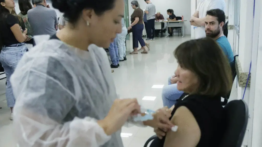 Paraná já aplicou mais de 860 mil doses da vacina contra a gripe 2 A meta do Ministério da Saúde é imunizar 90% do grupo prioritário, que soma 4,9 milhões de pessoas no Paraná