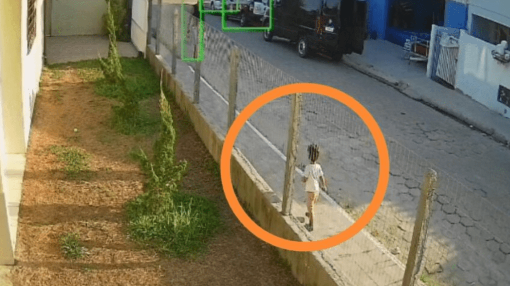 Criança deixa creche sozinha e caminha pela rua em horário de pico 3 Menino de dois anos sai desacompanhado da creche e foi encontrado andando no meio da rua com alto tráfego de veículos