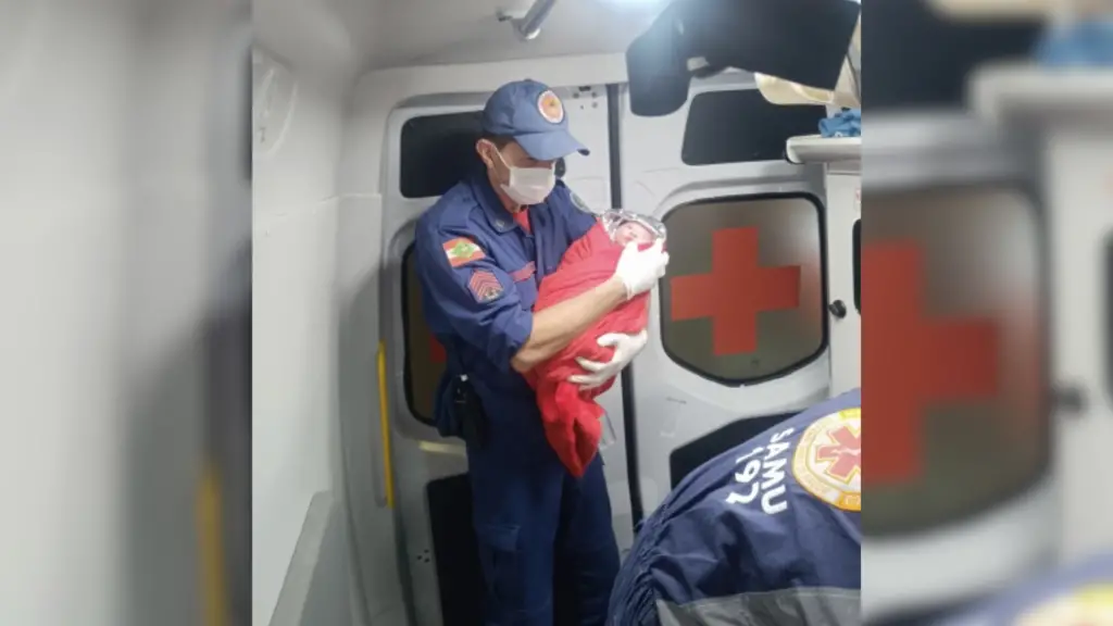 Parto aconteceu no sábado à noite em frente ao quartel dos Bombeiros em Chapecó. Recém-nascida foi amparada pelo pai até chegada do resgate. Mãe e bebê passam bem