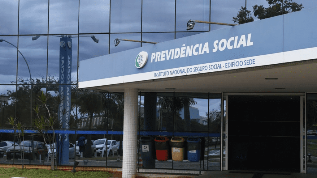 INSS antecipa décimo terceiro para 34 milhões de beneficiários 3 Governo antecipa o 13º salário do INSS para mais de 34 milhões de brasileiros, injetando R$ 73,3 bilhões na economia. Veja datas, regras e como consultar.