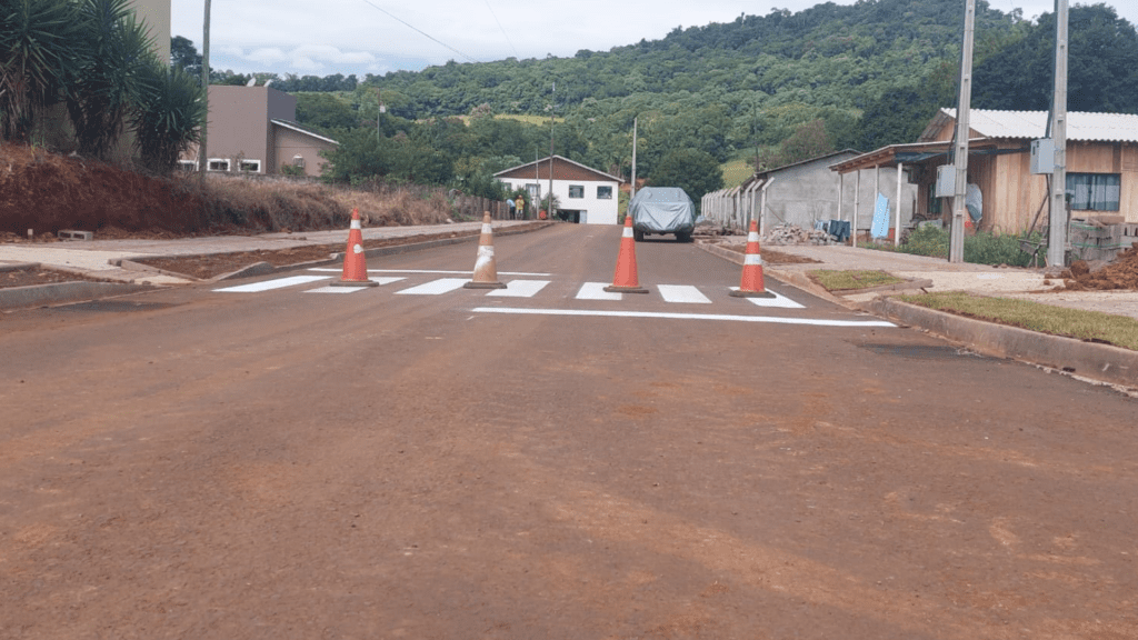 Concluídas as obras de melhorias de infraestrutura no Bairro Lazarim 2 Entre as melhorias realizadas no bairro estão, as ruas asfaltadas, calçadas adequadas e galerias pluviais eficientes
