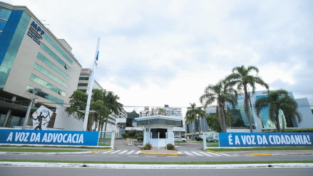 Justiça Federal será ampliada em Santa Catarina com criação de oito novas varas 2 Santa Catarina terá oito novas varas da Justiça Federal após aprovação de projeto na Câmara. Medida atende demanda da OAB/SC e promete agilizar processos e ampliar o acesso à Justiça