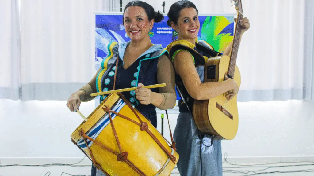 Projeto "Histórias na Tri Fronteira" encanta alunos da rede municipal de Barracão 3 Apresentações aconteceram na sexta-feira e sábado, no Centro de Convivência dos Idosos e as apresentações no Lago Intermunicipal da Fronteira