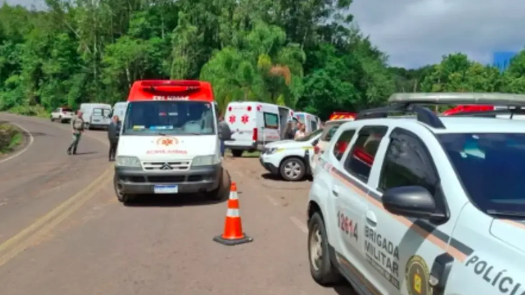 Ônibus de universitários sofre grave acidente deixando 7 vítimas fatais 2 Um grave acidente envolvendo um ônibus, ocorreu na cidade de Imigrante, localizada no Vale do Taquari, na manhã desta sexta-feira (4), resultando na morte de pelo menos sete pessoas