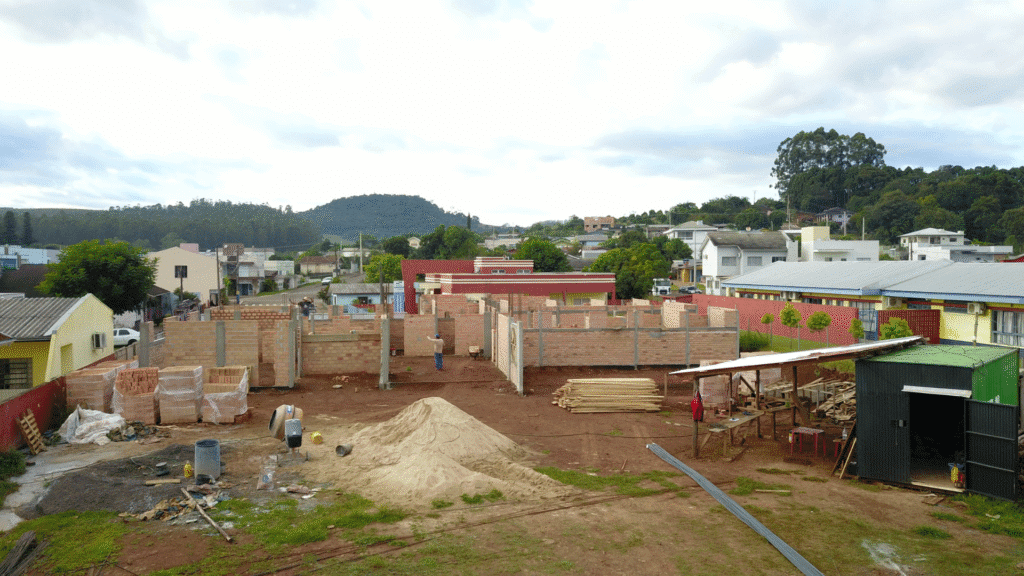 Obra da nova UBS em Bom Jesus do Sul avançam em ritmo acelerado 2 O investimento total na obra é de R$ 1.350.000,00, valor que reflete a importância dada à saúde pública no município