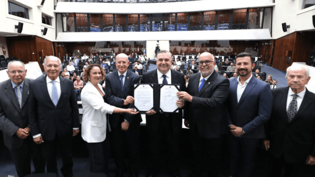 Dia Mundial da Saúde é celebrado na Assembleia com carta de melhorias ao SUS 2 Assembleia do Paraná propõe medidas para fortalecer o SUS em cerimônia pelo Dia Mundial da Saúde. Propostas incluem valorização e carreira médica
