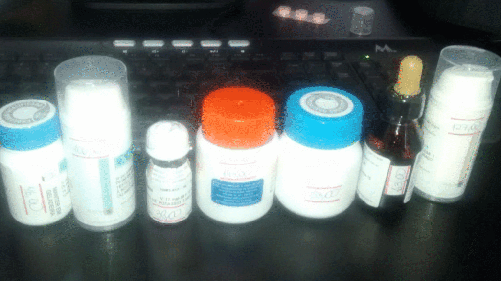 CFM restringe acesso de medicamentos hormonais para menores 15 Nova resolução do CFM proíbe bloqueadores hormonais e restringe terapias para jovens trans. Entidades denunciam retrocesso e violação de direitos. MPF apura legalidade da medida.