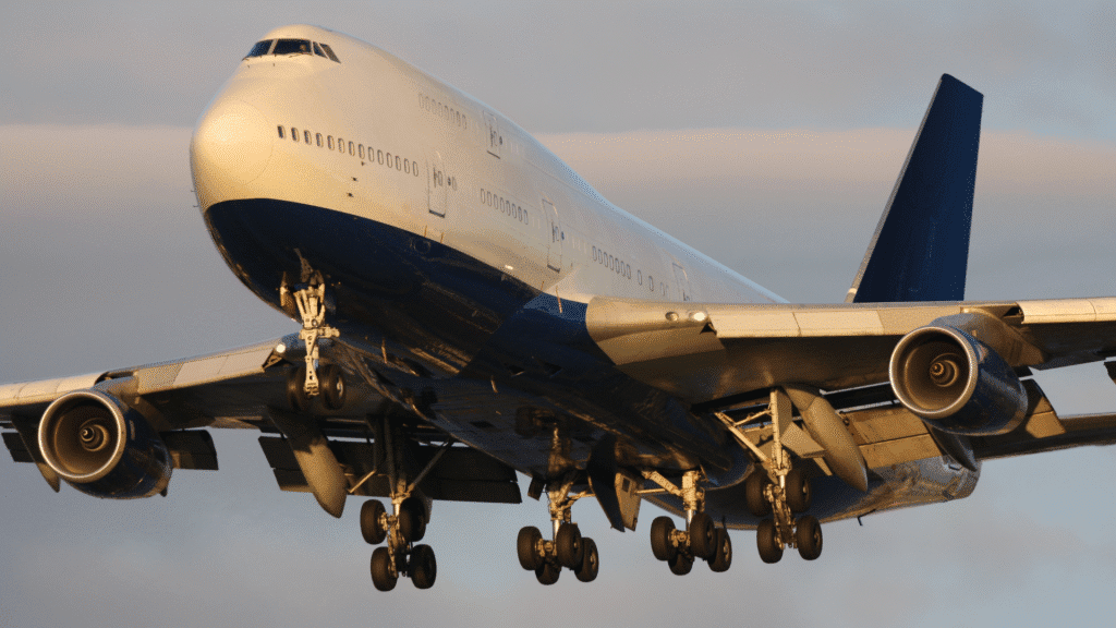 Boeing reduz prejuízo no 1º trimestre de 2025 e supera expectativas do mercado 2 Boeing reduz prejuízo no 1º trimestre de 2025 e surpreende analistas com receita acima do esperado, apesar de fluxo de caixa negativo