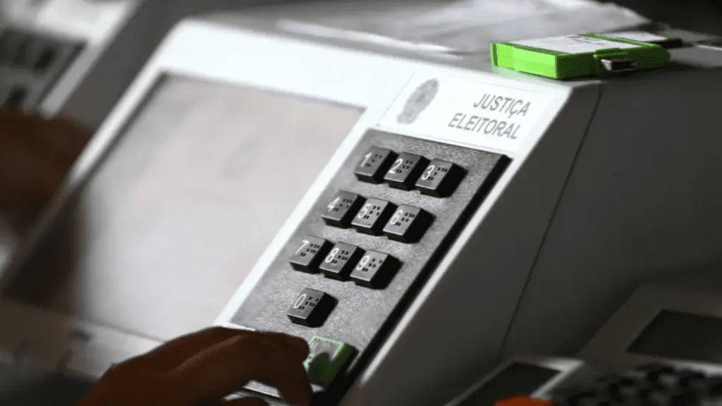 Projeto de lei propõe a criminalização do uso de dispositivos eletrônicos no interior das cabines de votação 2 Projeto de lei propõe prisão e multa para eleitores que levarem celulares ou filmadoras à cabine de votação, visando proteger o sigilo do voto
