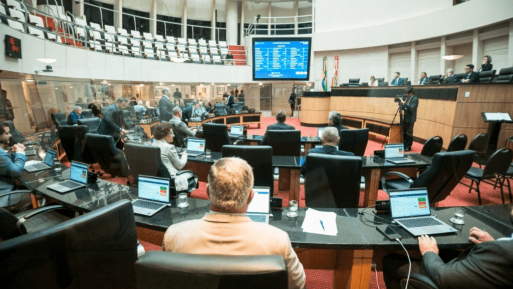 Aprovados projetos sobre taxas cobrada pela Polícia Militar em determinados eventos 2 O PL de origem parlamentar, trata da destinação dos recursos arrecadados por taxa cobrada pela Polícia Militar