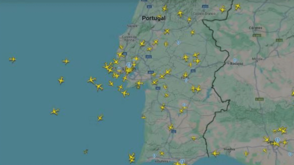 Espaço aéreo português imediatamente antes do apagão e depois dele — Foto 1: Reprodução/ Flightradar24 — Foto 2: Reprodução/ Flightradar24