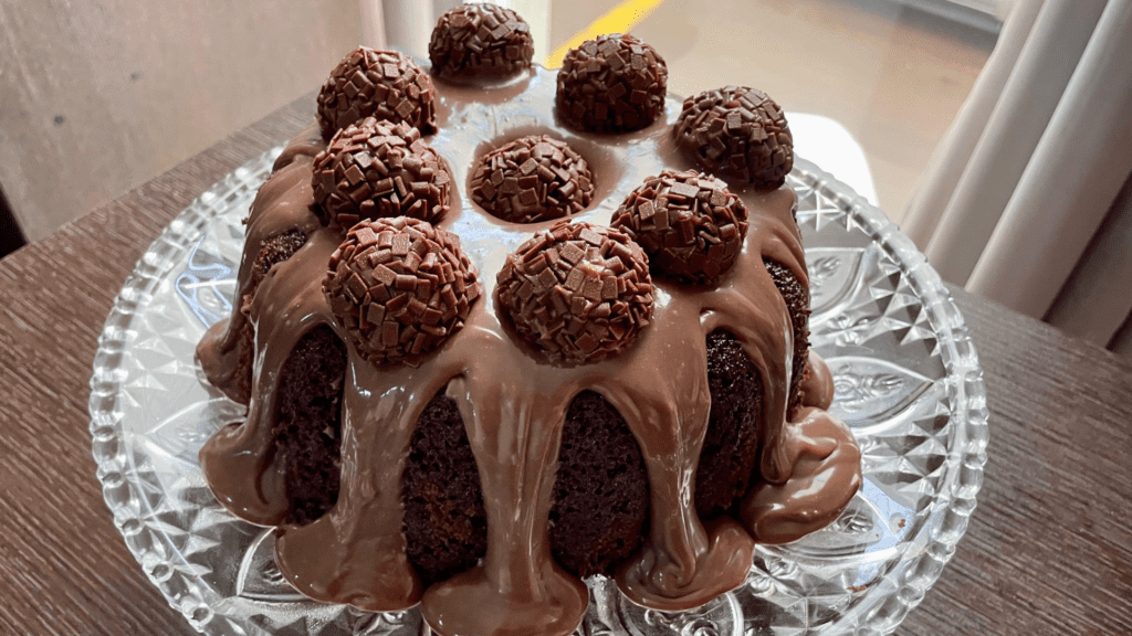 Bolo de chocolate vulcão e brigadeiro 3 brigadeiro