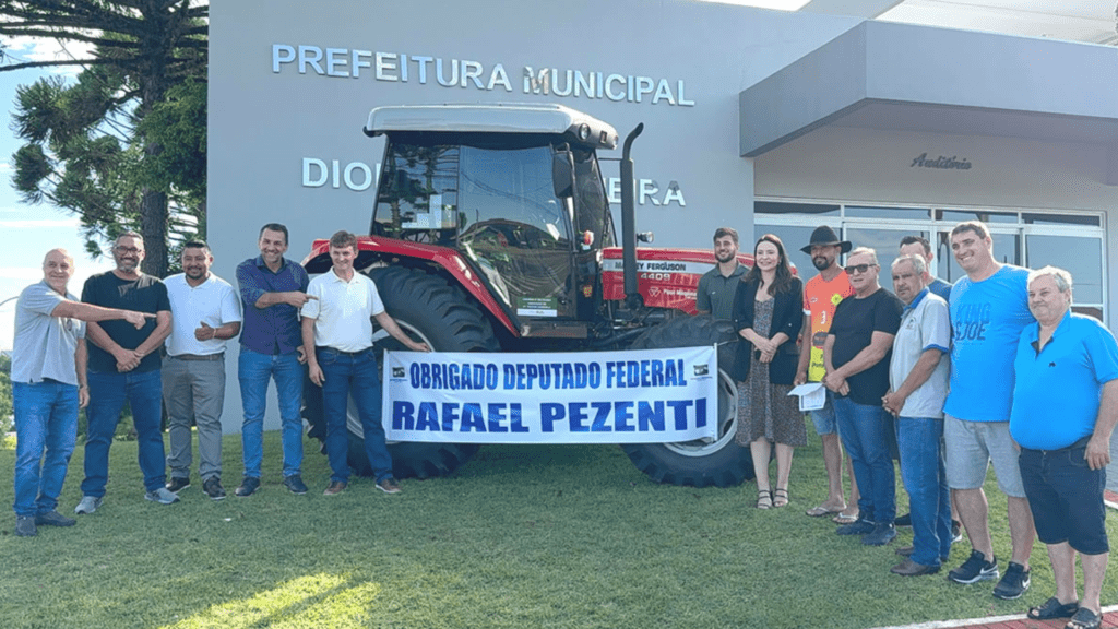 Trator avaliado em mais de R$ 250 mil é entregue a grupo Agrícola