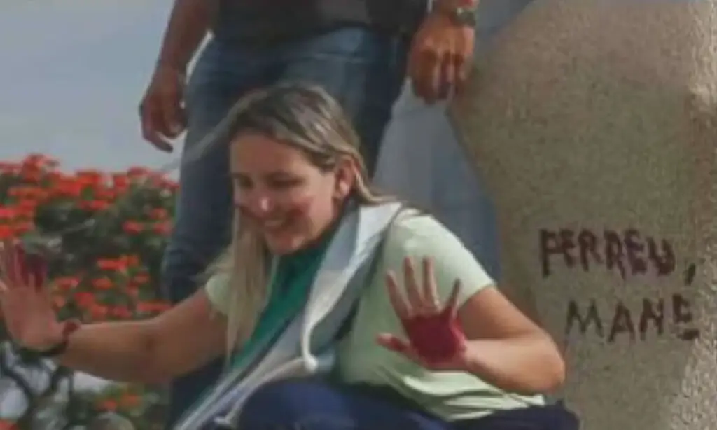Cabeleireira que pichou estátua em frente ao STF é condenada a 14 anos de prisão 3 A cabeleireira Débora Rodrigues foi responsabilizada por cinco crimes, incluindo golpe de Estado, por participação nos atos de 8 de janeiro