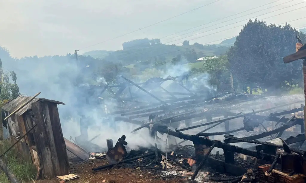 Residência é completamente destruída por incêndio no interior de São José do Cedro 3 Fato ocorreu no Distrito de Padre Réus. Segundo informações duas pessoas estavam na residência e conseguiram sair a tempo sem ferimentos, apenas assustadas