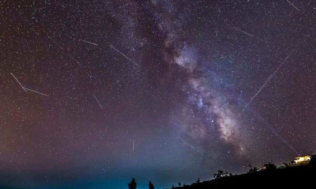 O ápice da chuva de meteoros Líridas, que vem sendo observada desde o dia 14 em várias regiões do país será na madrugada desta terça-feira