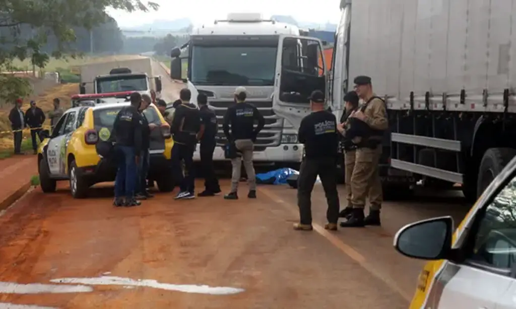 Discussão de trânsito termina com 2 irmãos mortos a facadas 3 Irmãos que eram motoristas de caminhão foram atacados após discussão em fila de carregamento; suspeito foi preso em flagrante