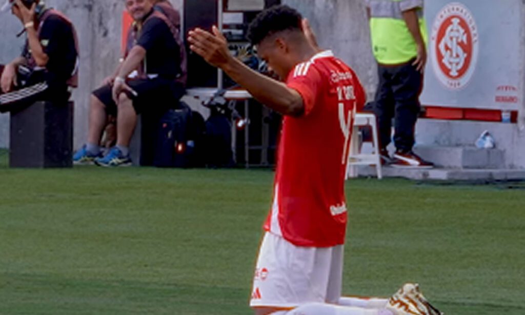 Com 3 gols de cabeça, Inter vira sobre o Juventude e sobe na tabela do Brasileirão 4 No Beira-Rio, time da Serra saiu na frente logo cedo, mas o Inter mostrou força na bola aérea e ganhou por 3 a 1