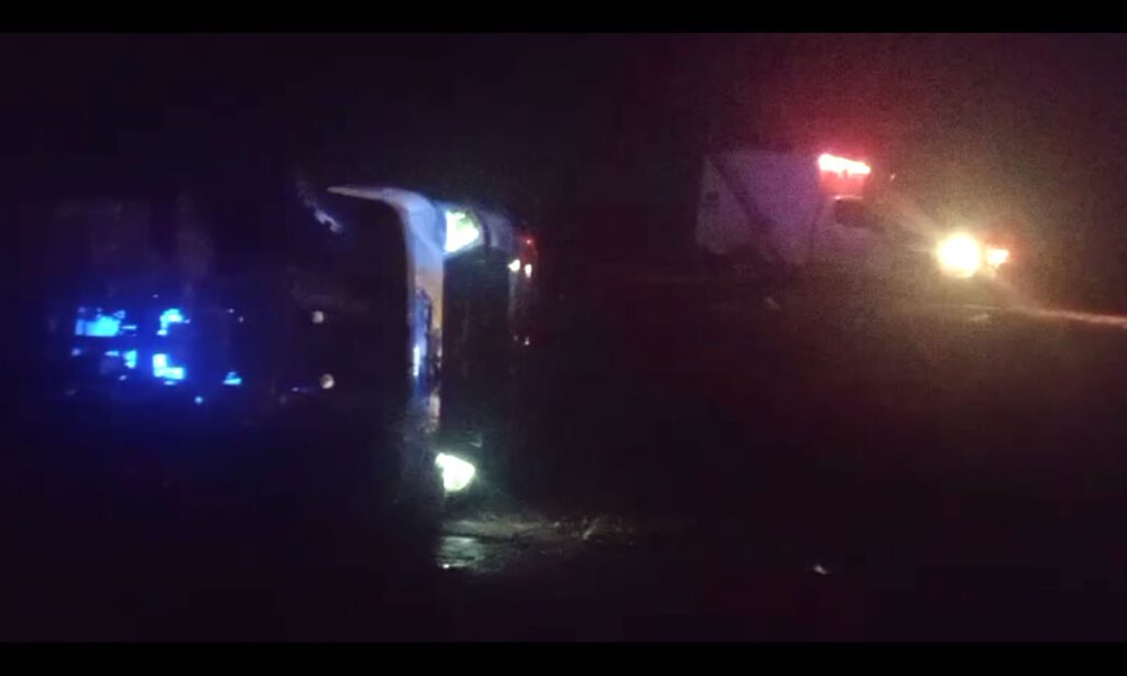 Idoso morre em grave acidente entre Pranchita e Pérola do Oeste 3 O idoso conduzia um caminhão que transportava soro de leite. Com ele estavam uma criança e um homem que tiveram ferimentos graves