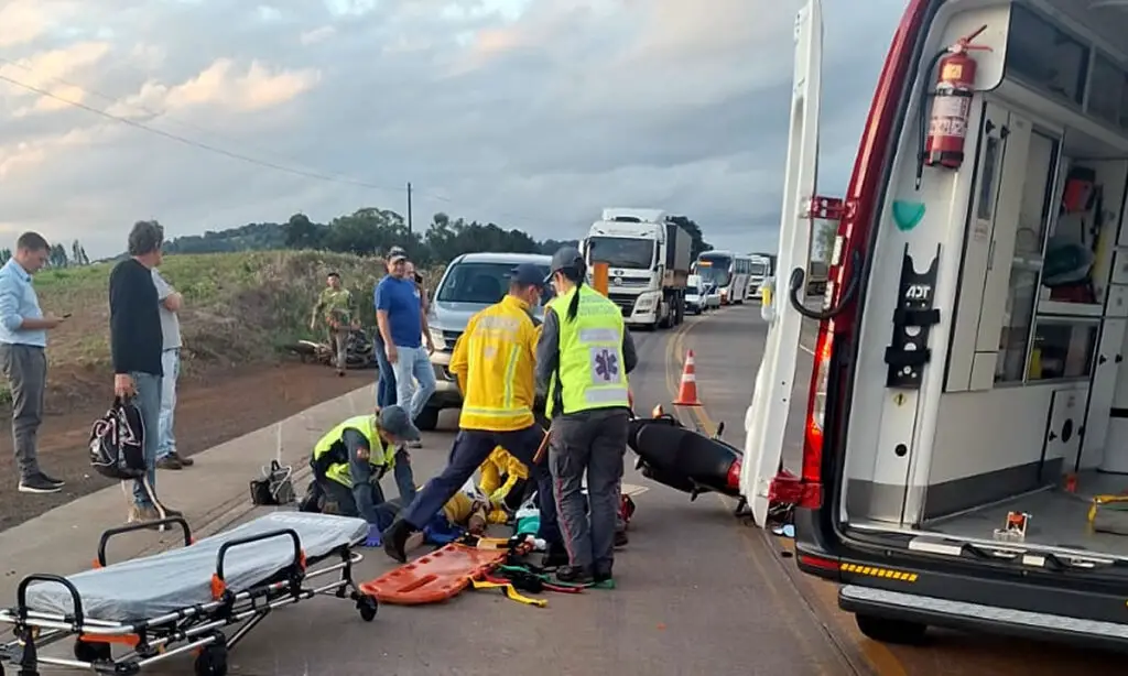 O acidente foi registrado no fim da tarde de segunda-feira, no acesso secundário da rodovia no município do Guarujá do Sul. Motociclistas foram socorridos e encaminhados ao hospital