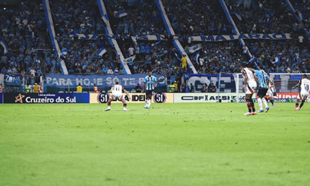 Grêmio perde para o Flamengo e sai de campo vaiado na Arena 3 O Grêmio perdeu para o Flamengo na Arena, em jogo válido pela terceira rodada do Brasileirão, e aumentou a tensão no debate pela continuidade de Gustavo Quinteros no comando da equipe