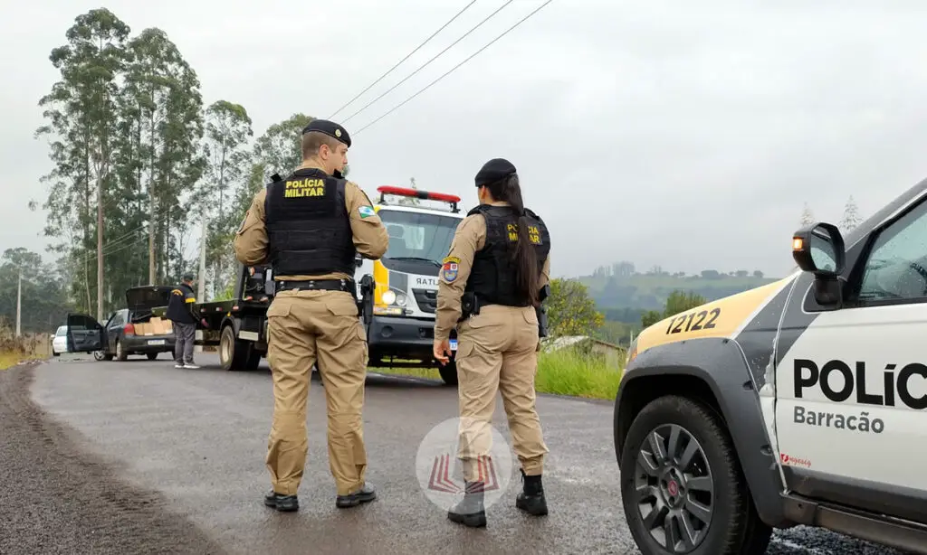 Após acidente motorista abandona veículo carregado com cigarro contrabandeado em Bom Jesus do Sul 4 O acidente ocorreu na Linha Alto Boa Vista, na manhã desta quinta-feira. O motorista fugiu do local e não foi localizado