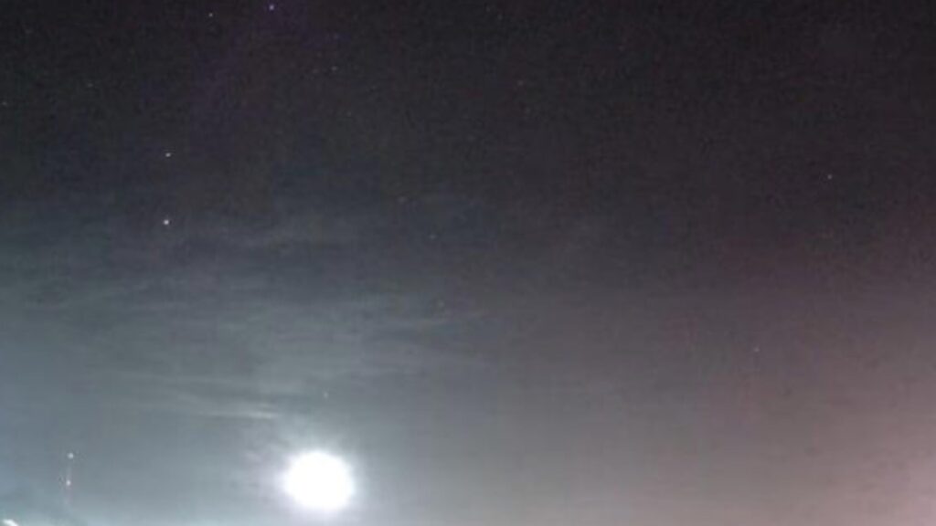 Meteoro explode sobre Santa Catarina e transforma noite em dia 2 Meteoro explode sobre Santa Catarina e transforma noite em dia